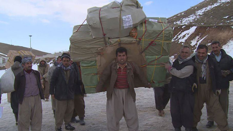 Nwênerek ê Kurd di perleman a Îranê de hoşdarîyê dide li ser kuştin a Kurdan